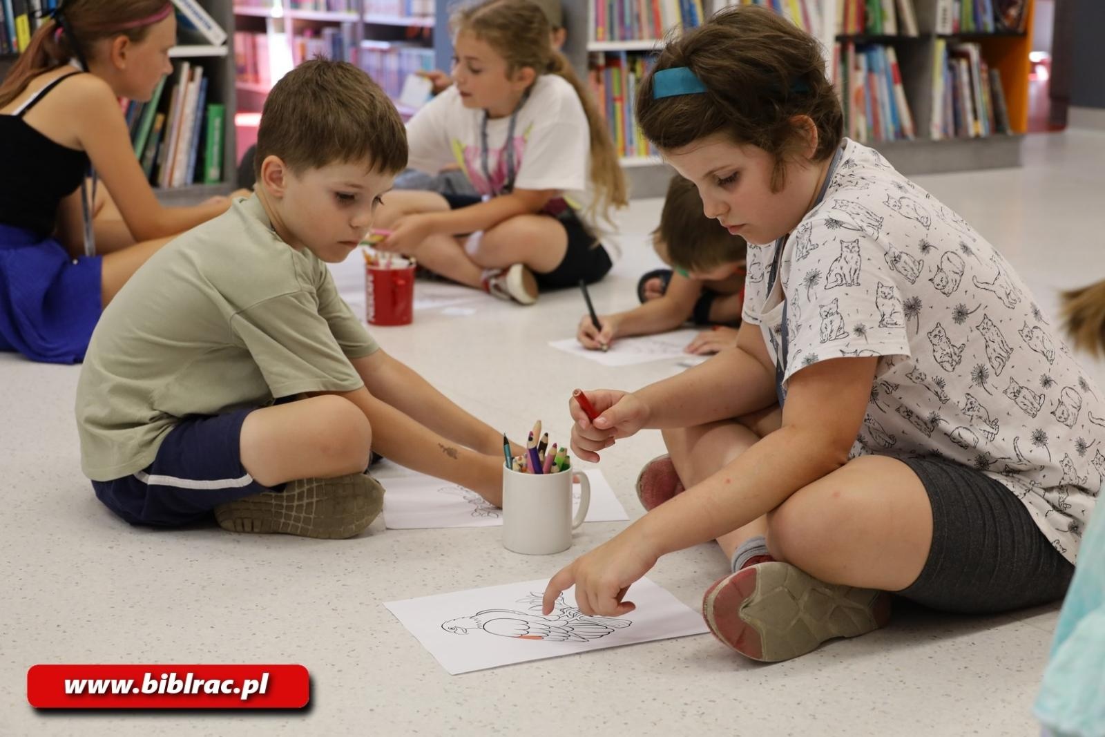 Zdjęcie w galerii na portalu naszraciborz.pl: Lato z biblioteką: Maskotki olimpijskie. Od Paloma de la Paz do Viniciusa wiadomości z regionu