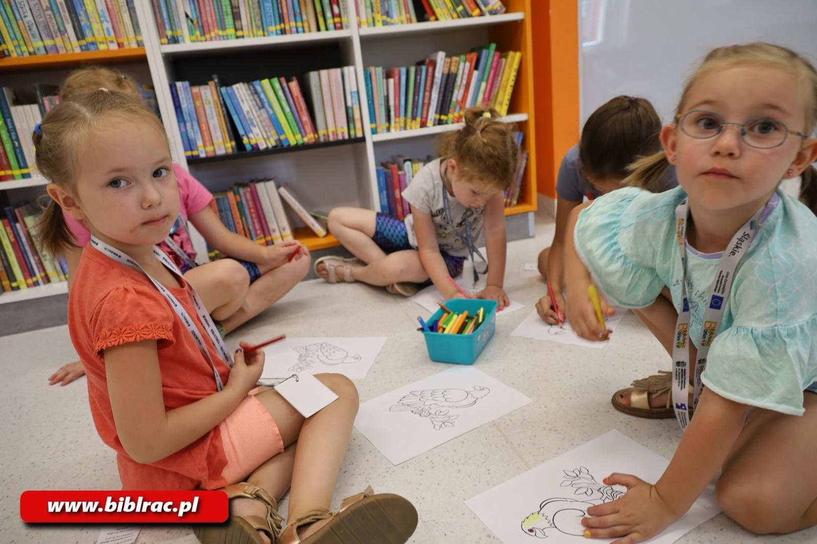 Zdjęcie w galerii na portalu naszraciborz.pl: Lato z biblioteką: Maskotki olimpijskie. Od Paloma de la Paz do Viniciusa wiadomości z regionu