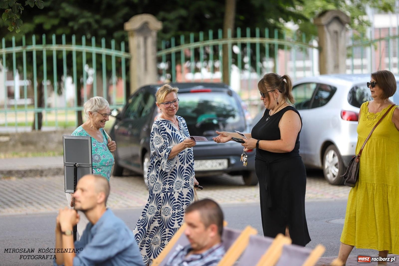 Zdjęcie w galerii na portalu naszraciborz.pl: Na zakręcie, czyli Wariatka tańczy. Letni Teatr na Schodach książnicy wiadomości z regionu