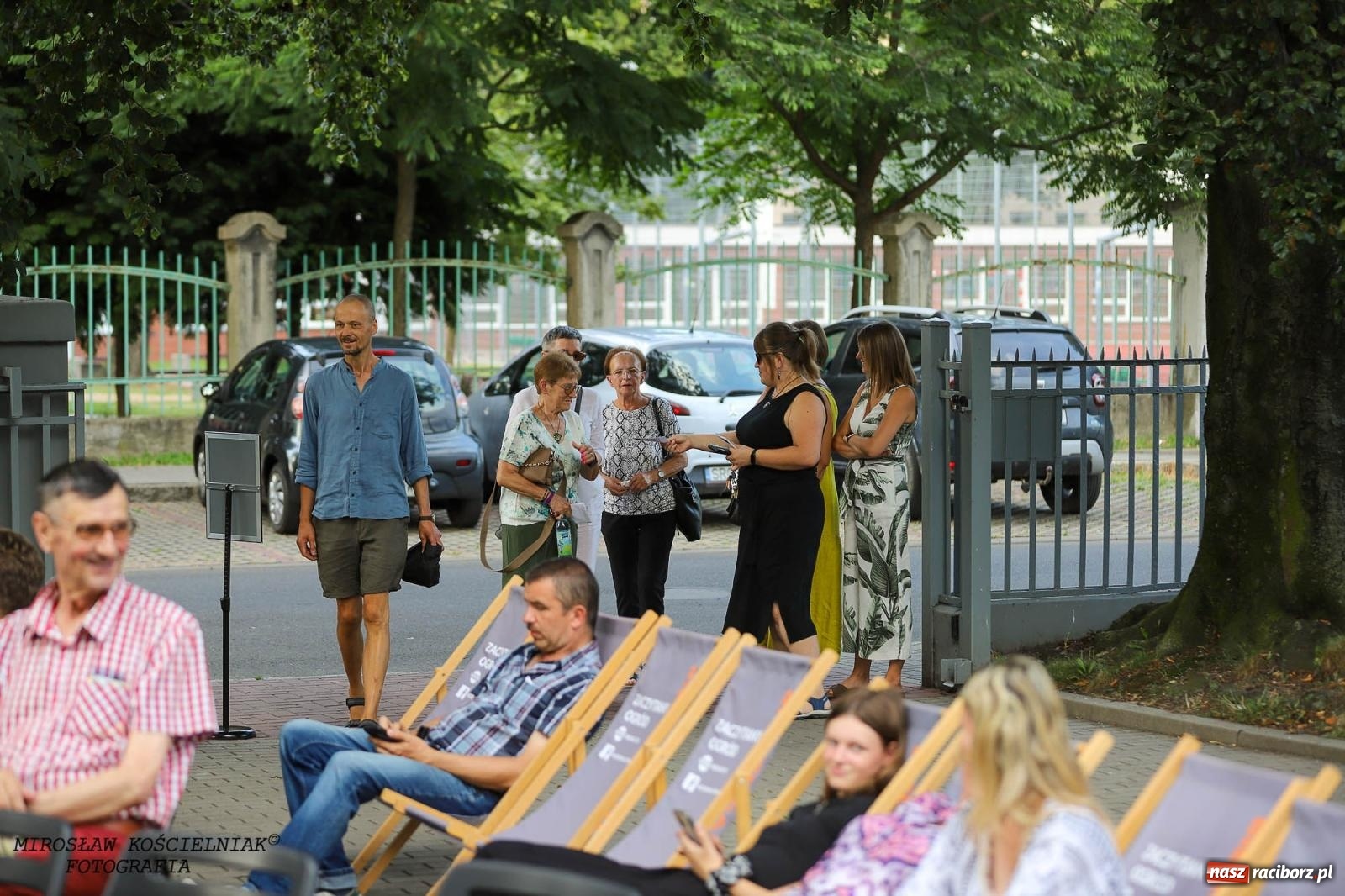 Zdjęcie w galerii na portalu naszraciborz.pl: Na zakręcie, czyli Wariatka tańczy. Letni Teatr na Schodach książnicy wiadomości z regionu