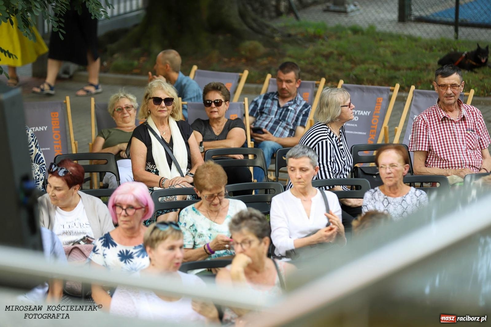 Zdjęcie w galerii na portalu naszraciborz.pl: Na zakręcie, czyli Wariatka tańczy. Letni Teatr na Schodach książnicy wiadomości z regionu