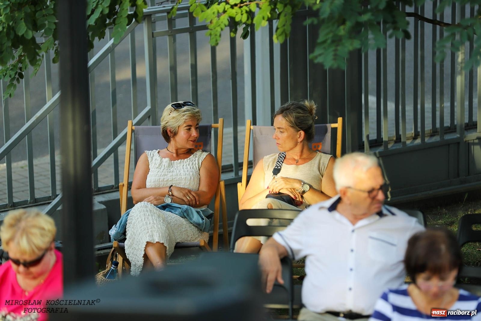 Zdjęcie w galerii na portalu naszraciborz.pl: Na zakręcie, czyli Wariatka tańczy. Letni Teatr na Schodach książnicy wiadomości z regionu