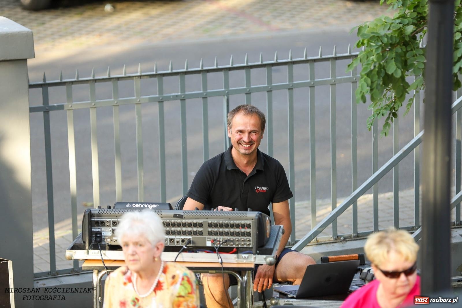 Zdjęcie w galerii na portalu naszraciborz.pl: Na zakręcie, czyli Wariatka tańczy. Letni Teatr na Schodach książnicy wiadomości z regionu