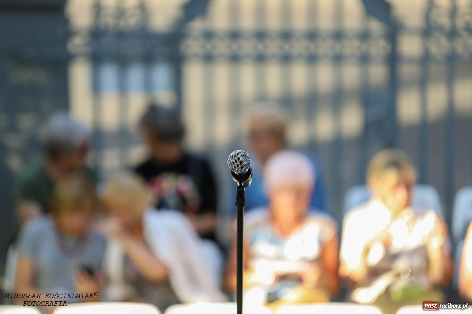 Zdjęcie w galerii na portalu naszraciborz.pl: Na zakręcie, czyli Wariatka tańczy. Letni Teatr na Schodach książnicy wiadomości z regionu