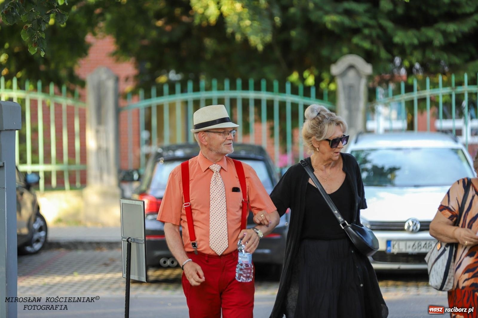 Zdjęcie w galerii na portalu naszraciborz.pl: Na zakręcie, czyli Wariatka tańczy. Letni Teatr na Schodach książnicy wiadomości z regionu