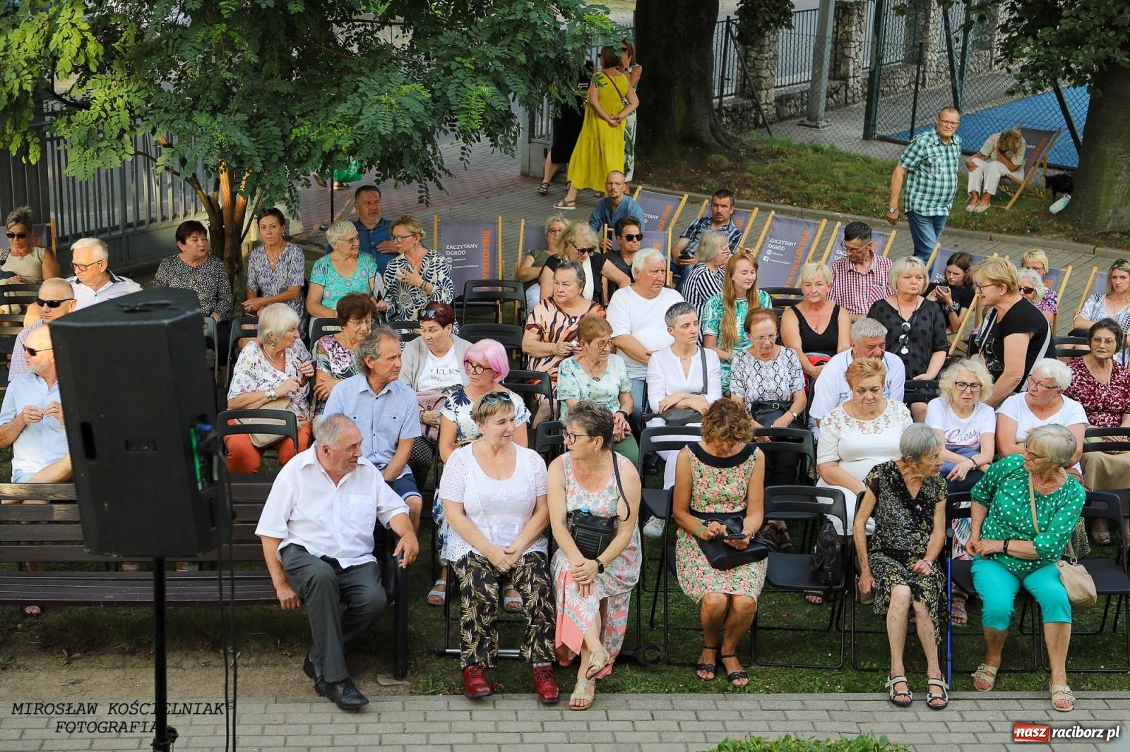 Zdjęcie w galerii na portalu naszraciborz.pl: Na zakręcie, czyli Wariatka tańczy. Letni Teatr na Schodach książnicy wiadomości z regionu