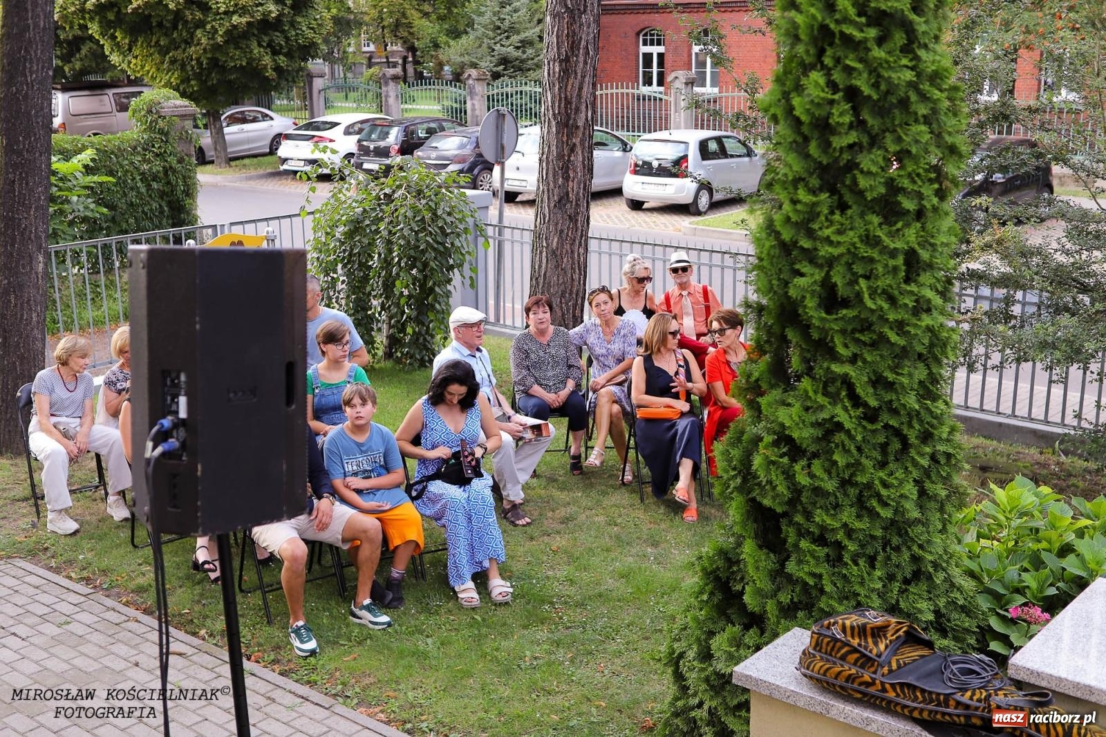 Zdjęcie w galerii na portalu naszraciborz.pl: Na zakręcie, czyli Wariatka tańczy. Letni Teatr na Schodach książnicy wiadomości z regionu