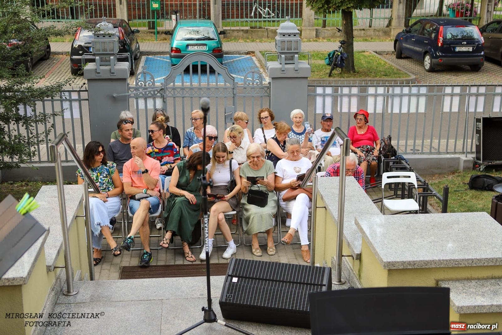 Zdjęcie w galerii na portalu naszraciborz.pl: Na zakręcie, czyli Wariatka tańczy. Letni Teatr na Schodach książnicy wiadomości z regionu