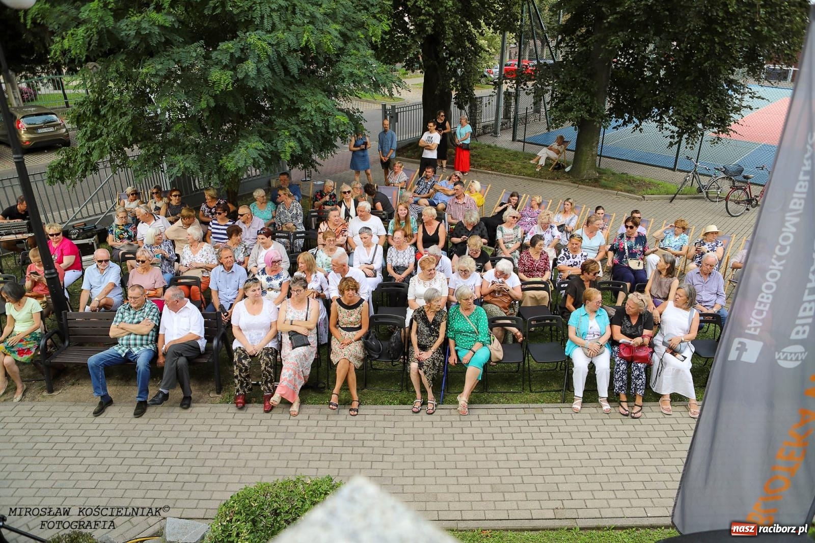 Zdjęcie w galerii na portalu naszraciborz.pl: Na zakręcie, czyli Wariatka tańczy. Letni Teatr na Schodach książnicy wiadomości z regionu