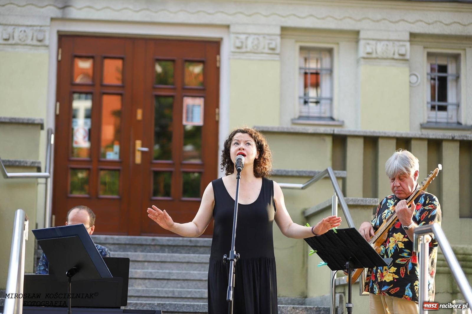 Zdjęcie w galerii na portalu naszraciborz.pl: Na zakręcie, czyli Wariatka tańczy. Letni Teatr na Schodach książnicy wiadomości z regionu