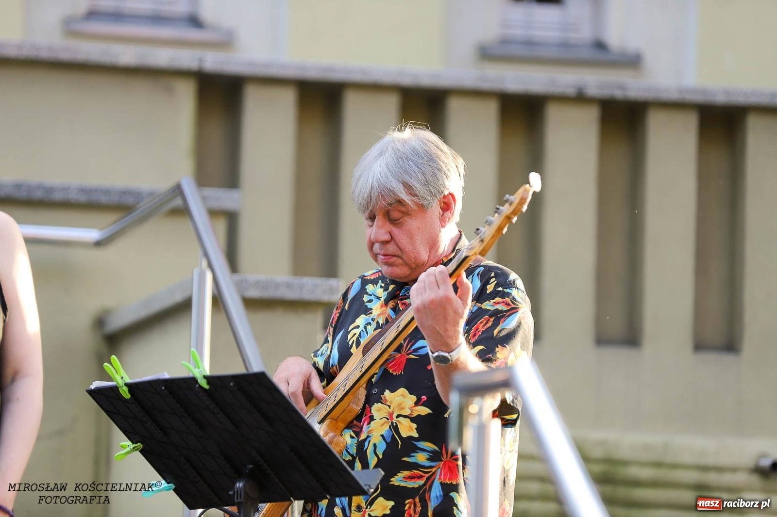 Zdjęcie w galerii na portalu naszraciborz.pl: Na zakręcie, czyli Wariatka tańczy. Letni Teatr na Schodach książnicy wiadomości z regionu