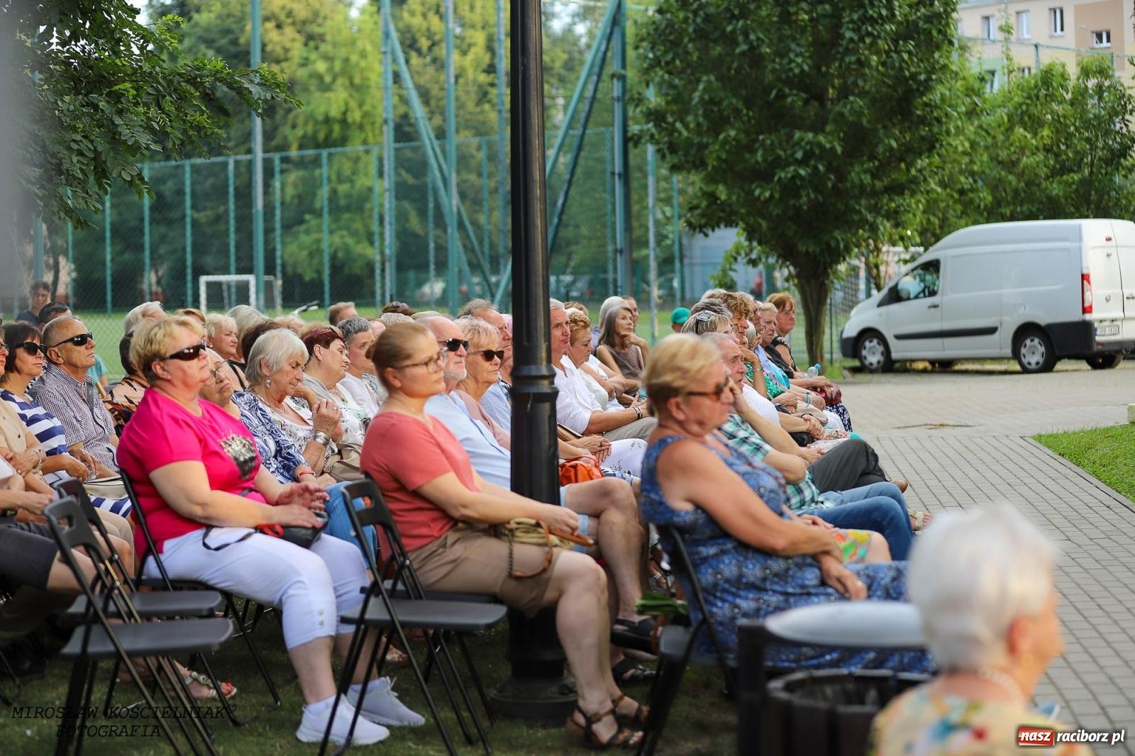 Zdjęcie w galerii na portalu naszraciborz.pl: Na zakręcie, czyli Wariatka tańczy. Letni Teatr na Schodach książnicy wiadomości z regionu