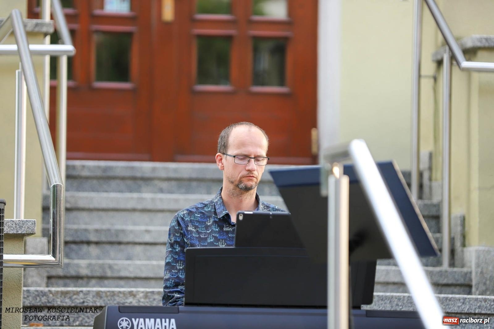 Zdjęcie w galerii na portalu naszraciborz.pl: Na zakręcie, czyli Wariatka tańczy. Letni Teatr na Schodach książnicy wiadomości z regionu