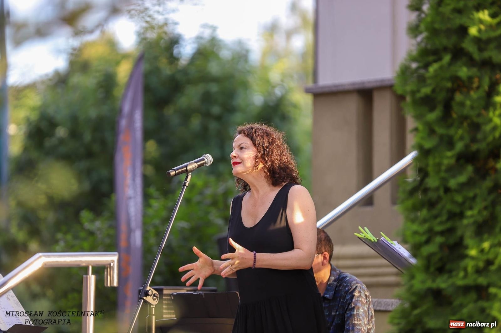 Zdjęcie w galerii na portalu naszraciborz.pl: Na zakręcie, czyli Wariatka tańczy. Letni Teatr na Schodach książnicy wiadomości z regionu