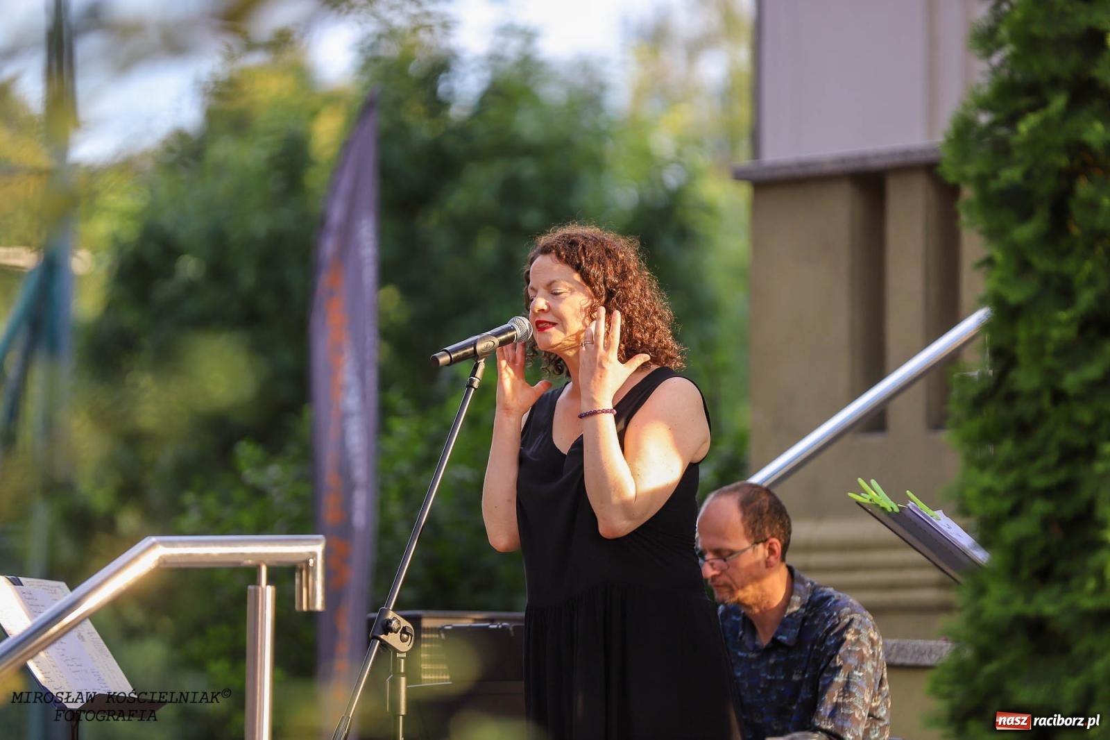 Zdjęcie w galerii na portalu naszraciborz.pl: Na zakręcie, czyli Wariatka tańczy. Letni Teatr na Schodach książnicy wiadomości z regionu