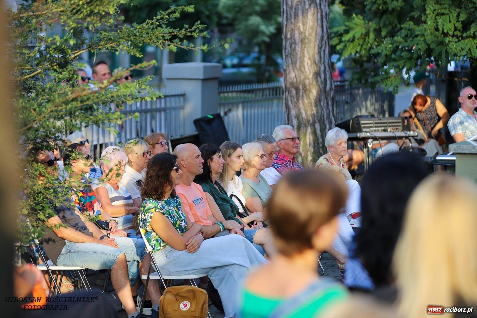 Zdjęcie w galerii na portalu naszraciborz.pl: Na zakręcie, czyli Wariatka tańczy. Letni Teatr na Schodach książnicy wiadomości z regionu