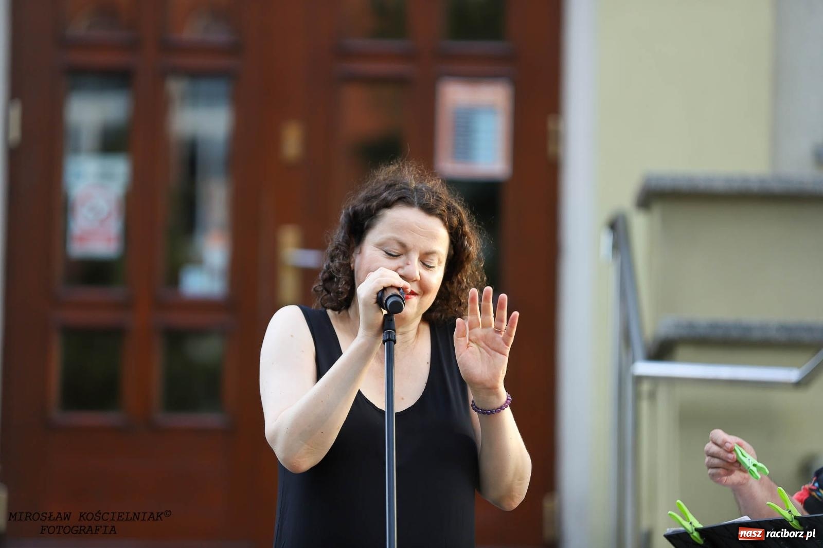 Zdjęcie w galerii na portalu naszraciborz.pl: Na zakręcie, czyli Wariatka tańczy. Letni Teatr na Schodach książnicy wiadomości z regionu
