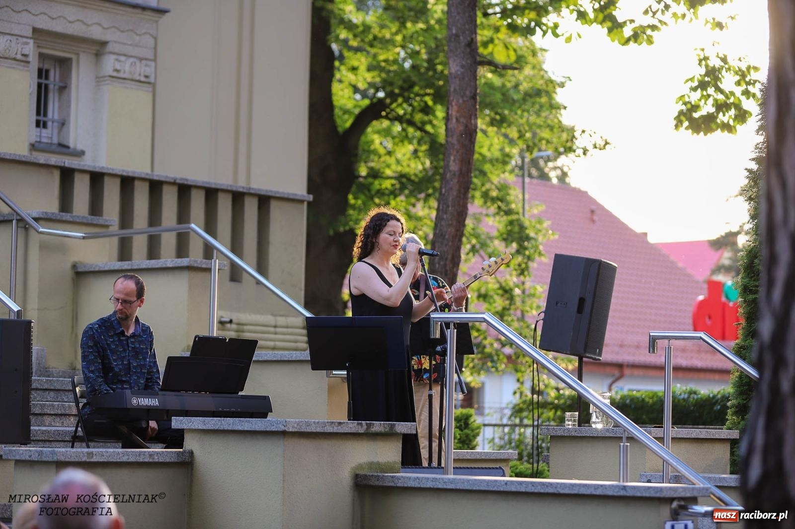 Zdjęcie w galerii na portalu naszraciborz.pl: Na zakręcie, czyli Wariatka tańczy. Letni Teatr na Schodach książnicy wiadomości z regionu