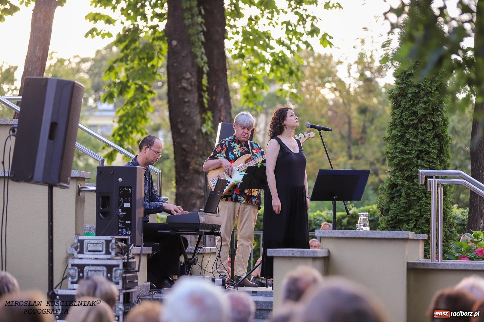 Zdjęcie w galerii na portalu naszraciborz.pl: Na zakręcie, czyli Wariatka tańczy. Letni Teatr na Schodach książnicy wiadomości z regionu
