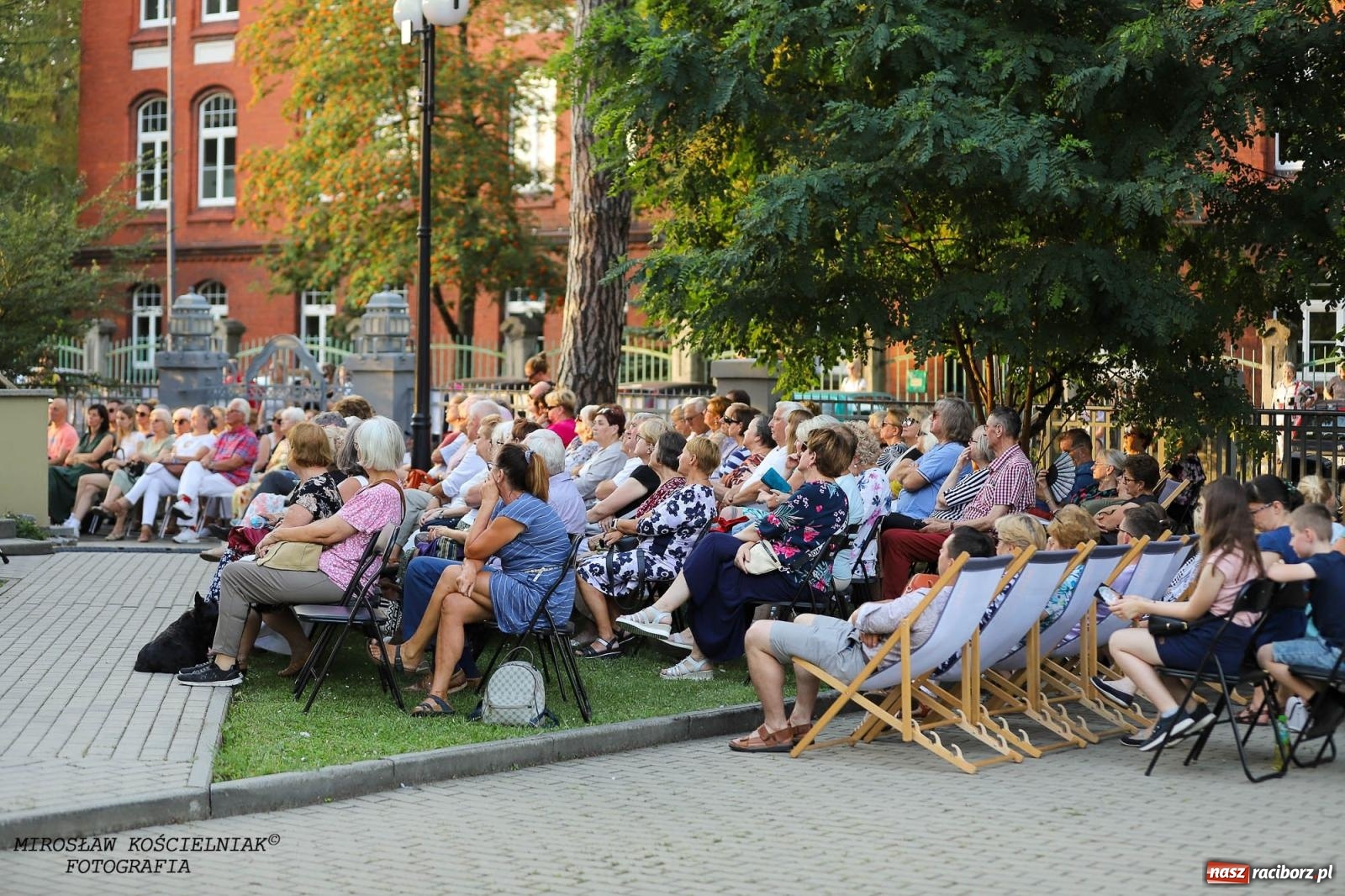 Zdjęcie w galerii na portalu naszraciborz.pl: Na zakręcie, czyli Wariatka tańczy. Letni Teatr na Schodach książnicy wiadomości z regionu