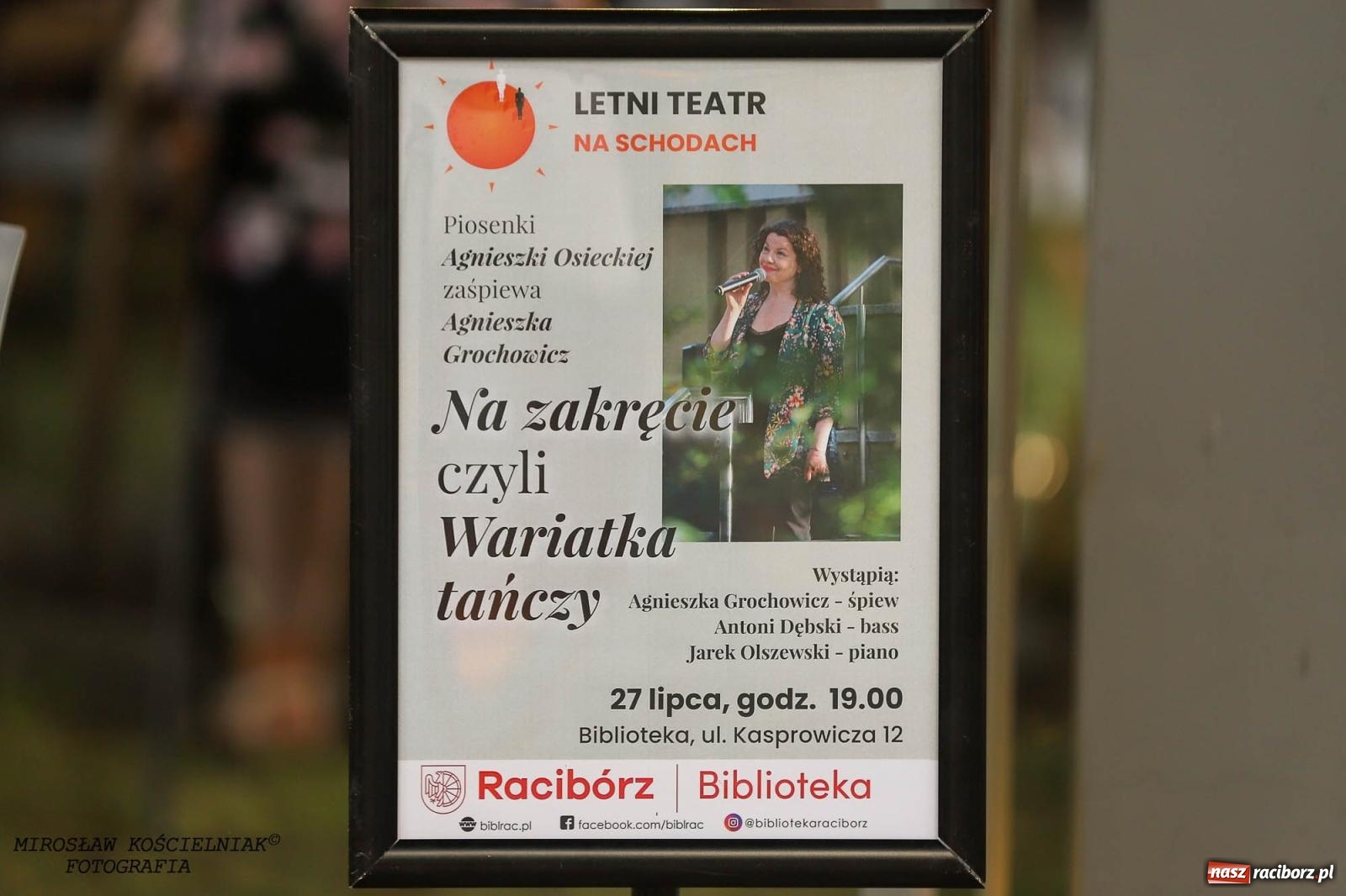 Zdjęcie w galerii na portalu naszraciborz.pl: Na zakręcie, czyli Wariatka tańczy. Letni Teatr na Schodach książnicy wiadomości z regionu