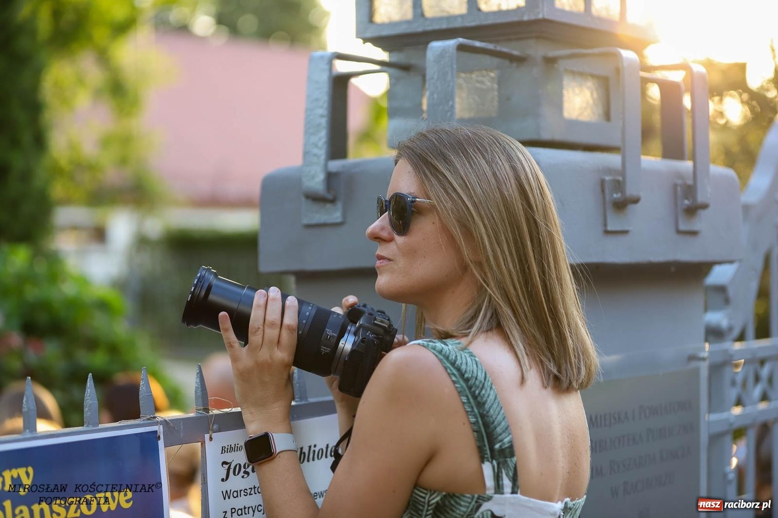 Zdjęcie w galerii na portalu naszraciborz.pl: Na zakręcie, czyli Wariatka tańczy. Letni Teatr na Schodach książnicy wiadomości z regionu