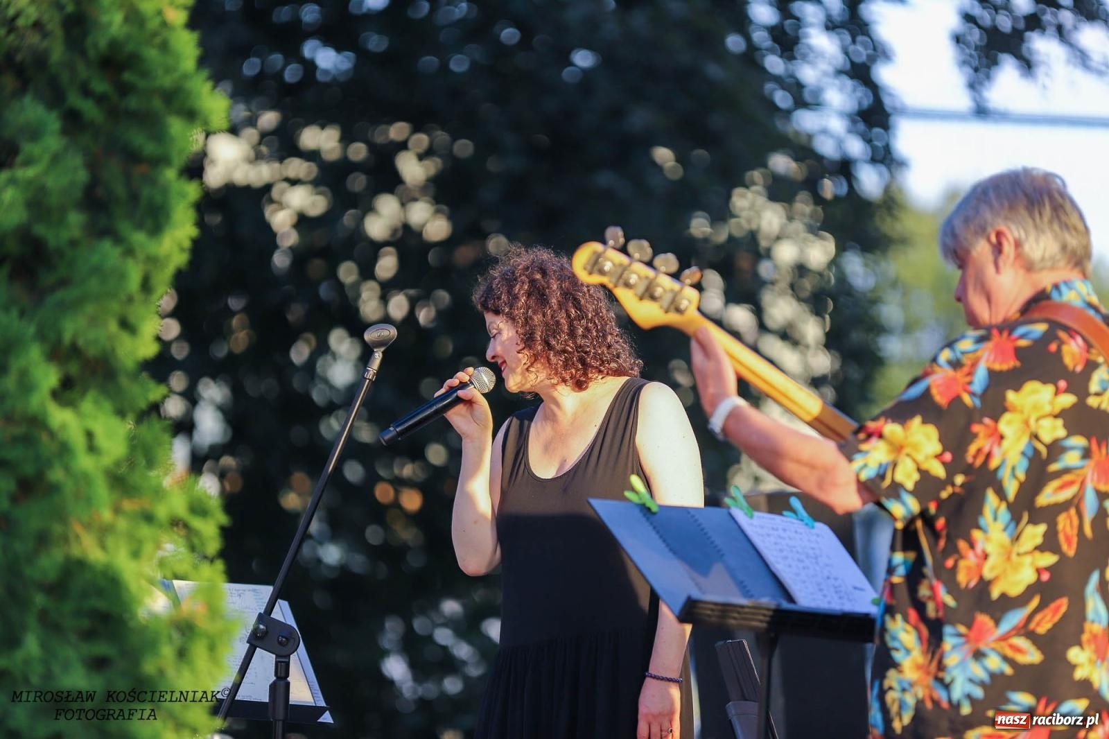 Zdjęcie w galerii na portalu naszraciborz.pl: Na zakręcie, czyli Wariatka tańczy. Letni Teatr na Schodach książnicy wiadomości z regionu