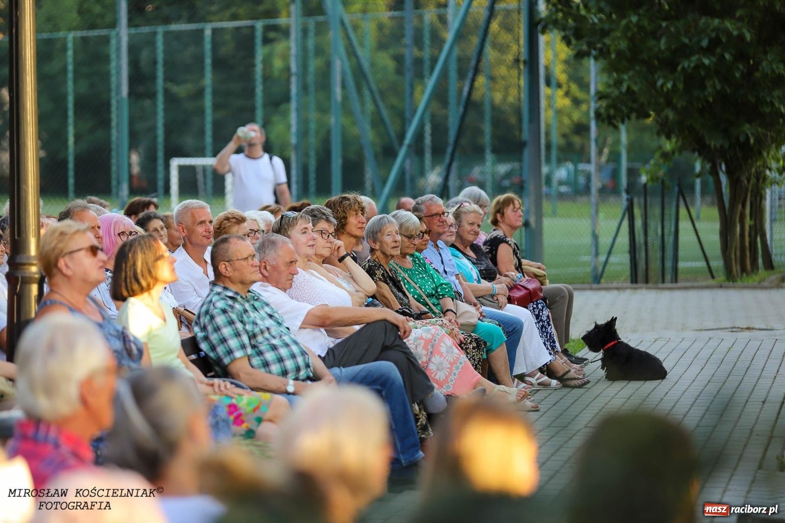 Zdjęcie w galerii na portalu naszraciborz.pl: Na zakręcie, czyli Wariatka tańczy. Letni Teatr na Schodach książnicy wiadomości z regionu