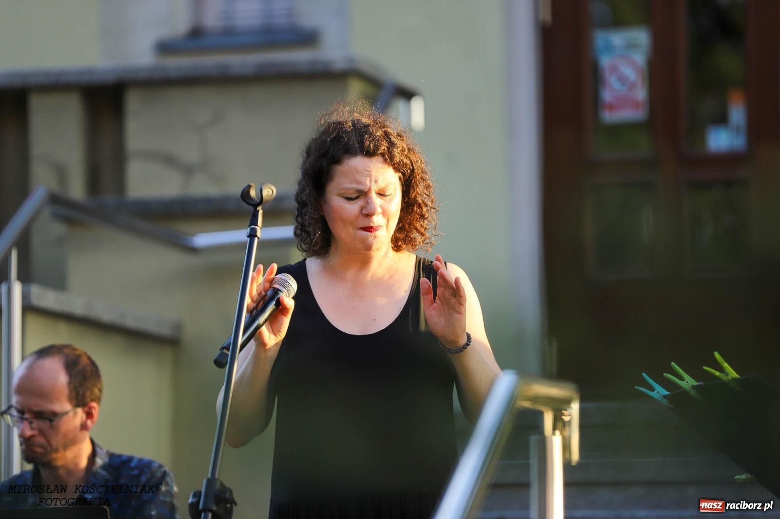 Zdjęcie w galerii na portalu naszraciborz.pl: Na zakręcie, czyli Wariatka tańczy. Letni Teatr na Schodach książnicy wiadomości z regionu