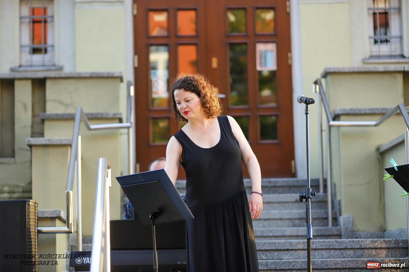 Zdjęcie w galerii na portalu naszraciborz.pl: Na zakręcie, czyli Wariatka tańczy. Letni Teatr na Schodach książnicy wiadomości z regionu