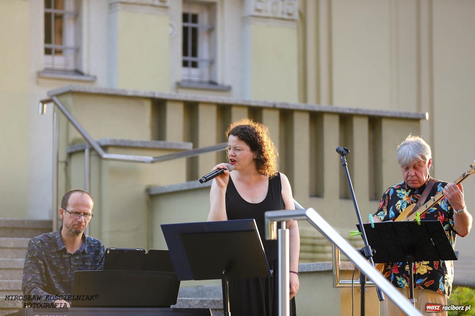 Zdjęcie w galerii na portalu naszraciborz.pl: Na zakręcie, czyli Wariatka tańczy. Letni Teatr na Schodach książnicy wiadomości z regionu