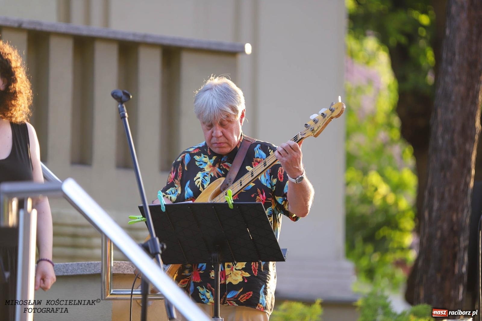 Zdjęcie w galerii na portalu naszraciborz.pl: Na zakręcie, czyli Wariatka tańczy. Letni Teatr na Schodach książnicy wiadomości z regionu