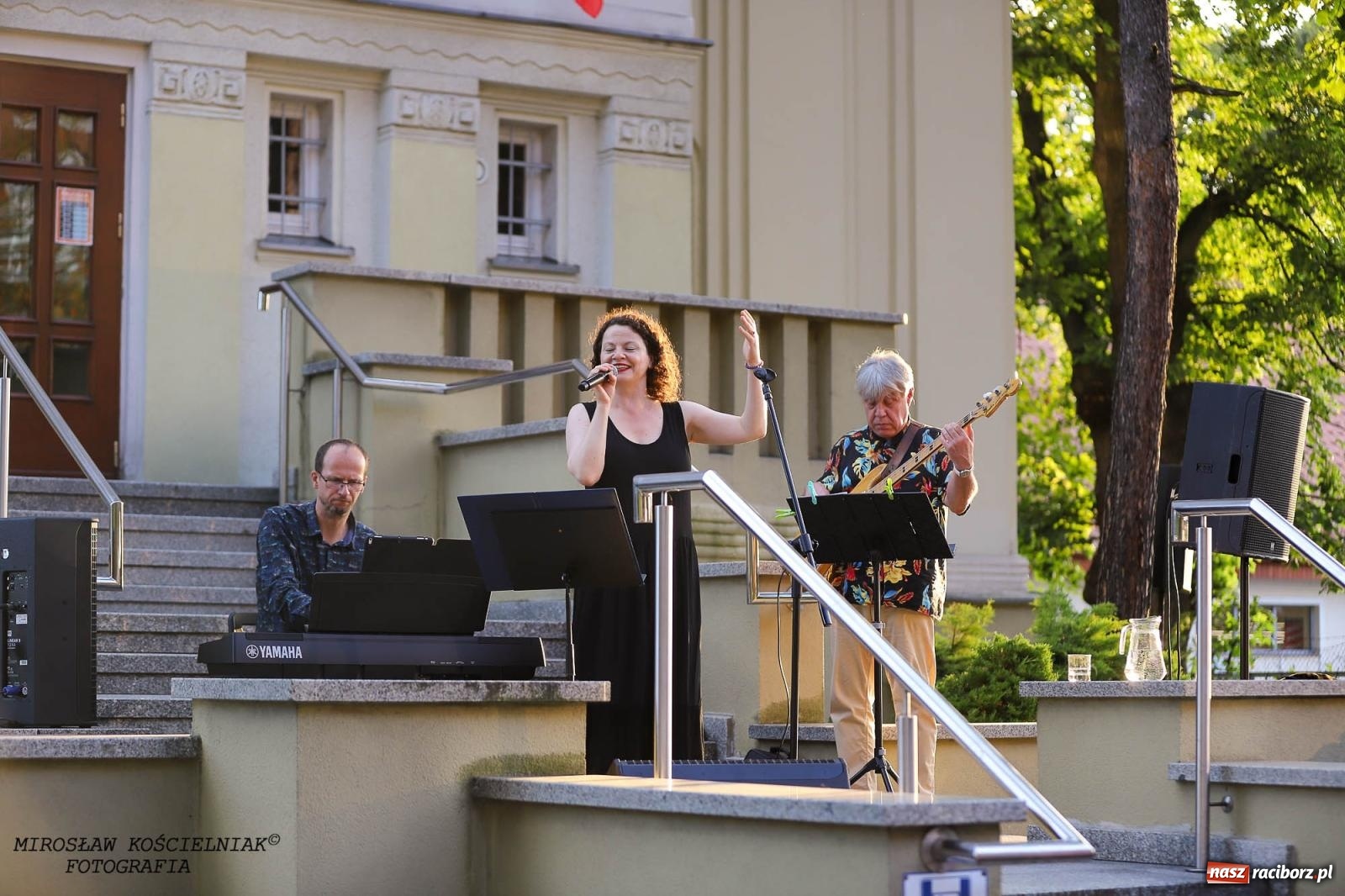 Zdjęcie w galerii na portalu naszraciborz.pl: Na zakręcie, czyli Wariatka tańczy. Letni Teatr na Schodach książnicy wiadomości z regionu