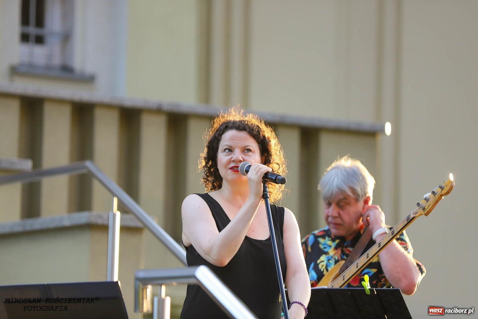 Zdjęcie w galerii na portalu naszraciborz.pl: Na zakręcie, czyli Wariatka tańczy. Letni Teatr na Schodach książnicy wiadomości z regionu