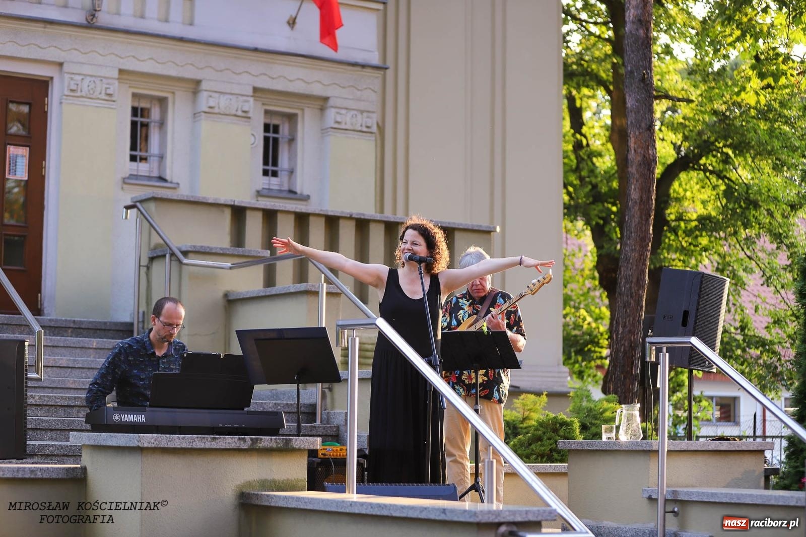 Zdjęcie w galerii na portalu naszraciborz.pl: Na zakręcie, czyli Wariatka tańczy. Letni Teatr na Schodach książnicy wiadomości z regionu