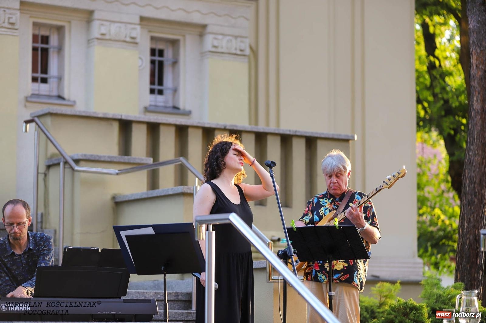 Zdjęcie w galerii na portalu naszraciborz.pl: Na zakręcie, czyli Wariatka tańczy. Letni Teatr na Schodach książnicy wiadomości z regionu