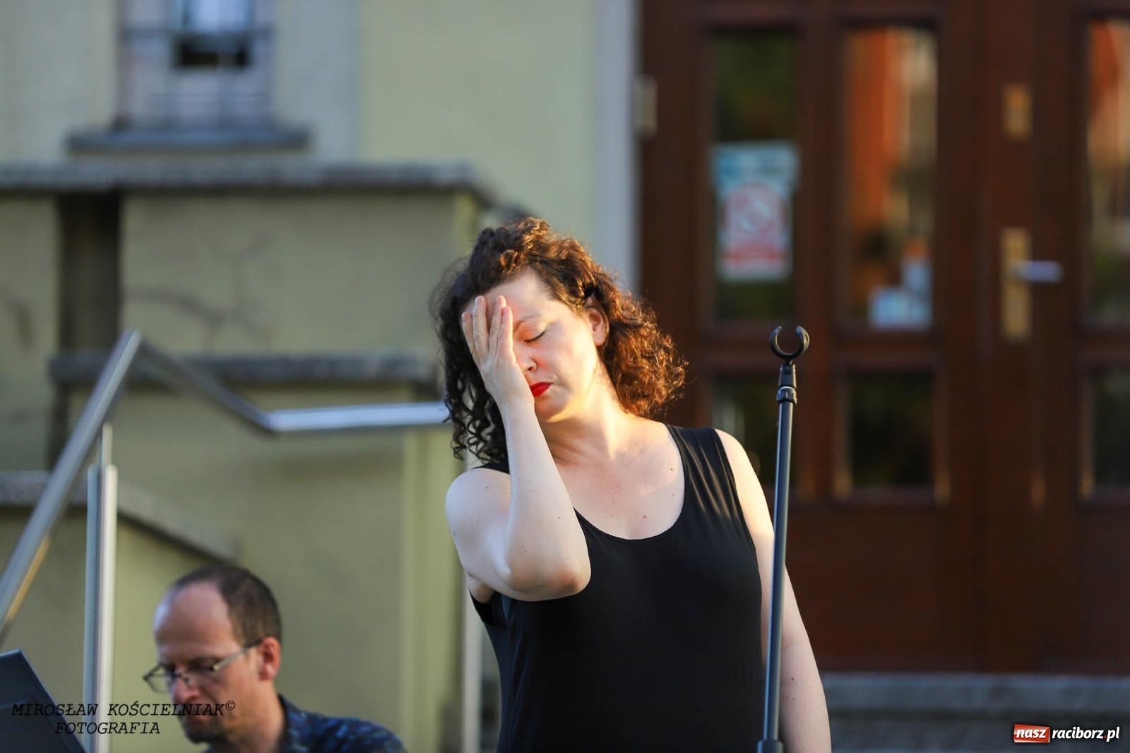 Zdjęcie w galerii na portalu naszraciborz.pl: Na zakręcie, czyli Wariatka tańczy. Letni Teatr na Schodach książnicy wiadomości z regionu