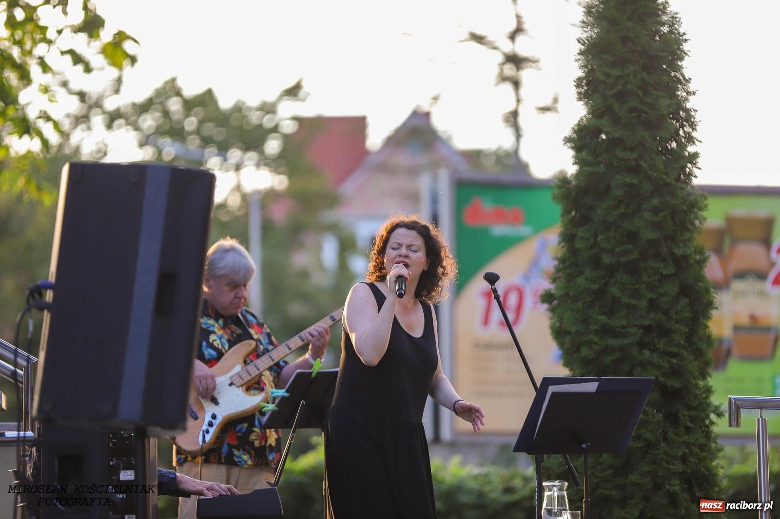 Zdjęcie w galerii na portalu naszraciborz.pl: Na zakręcie, czyli Wariatka tańczy. Letni Teatr na Schodach książnicy wiadomości z regionu