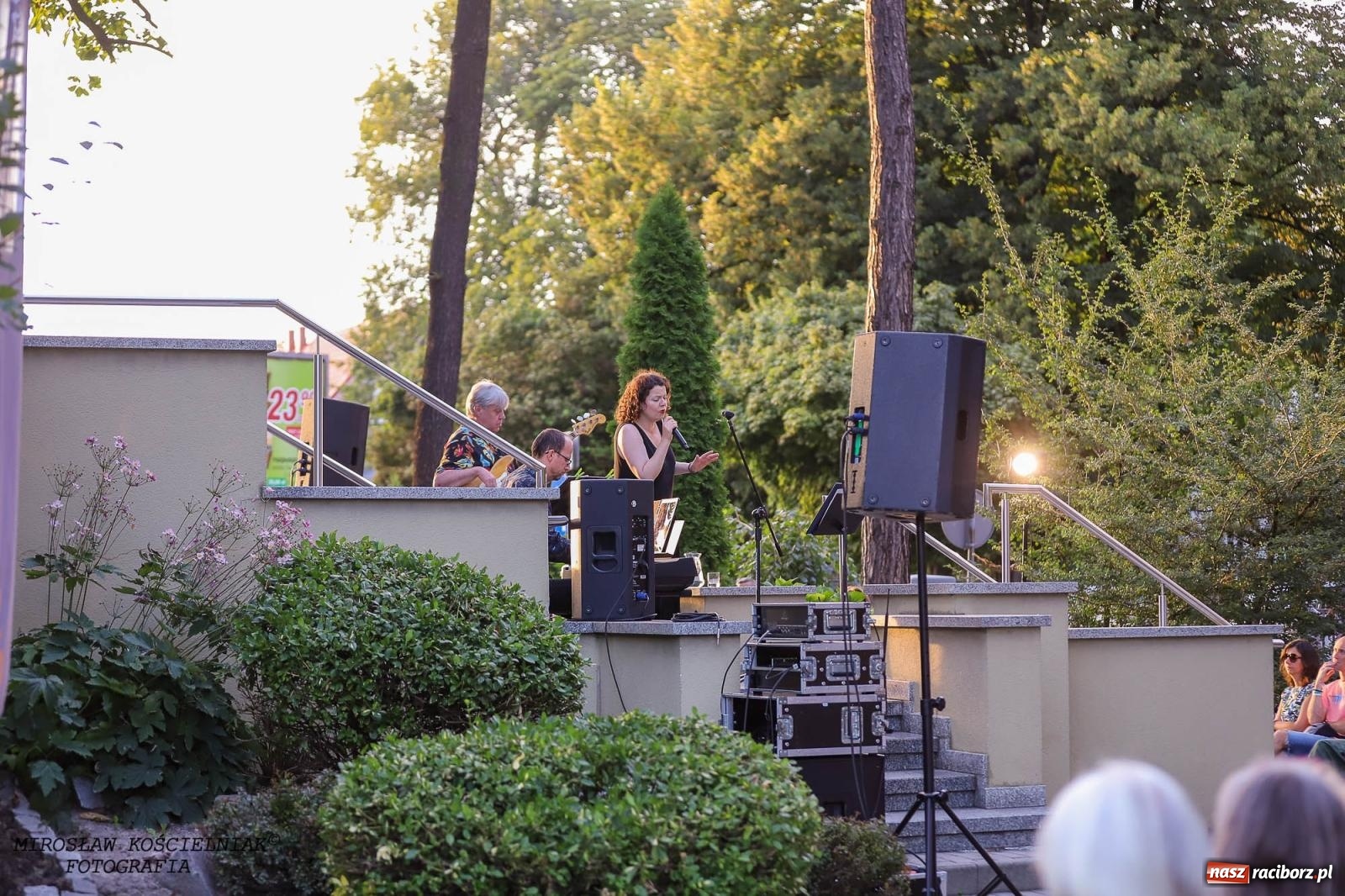 Zdjęcie w galerii na portalu naszraciborz.pl: Na zakręcie, czyli Wariatka tańczy. Letni Teatr na Schodach książnicy wiadomości z regionu