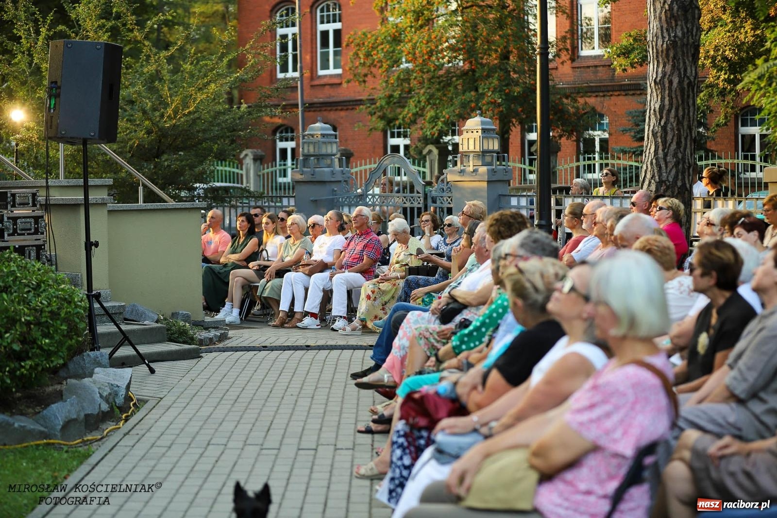 Zdjęcie w galerii na portalu naszraciborz.pl: Na zakręcie, czyli Wariatka tańczy. Letni Teatr na Schodach książnicy wiadomości z regionu