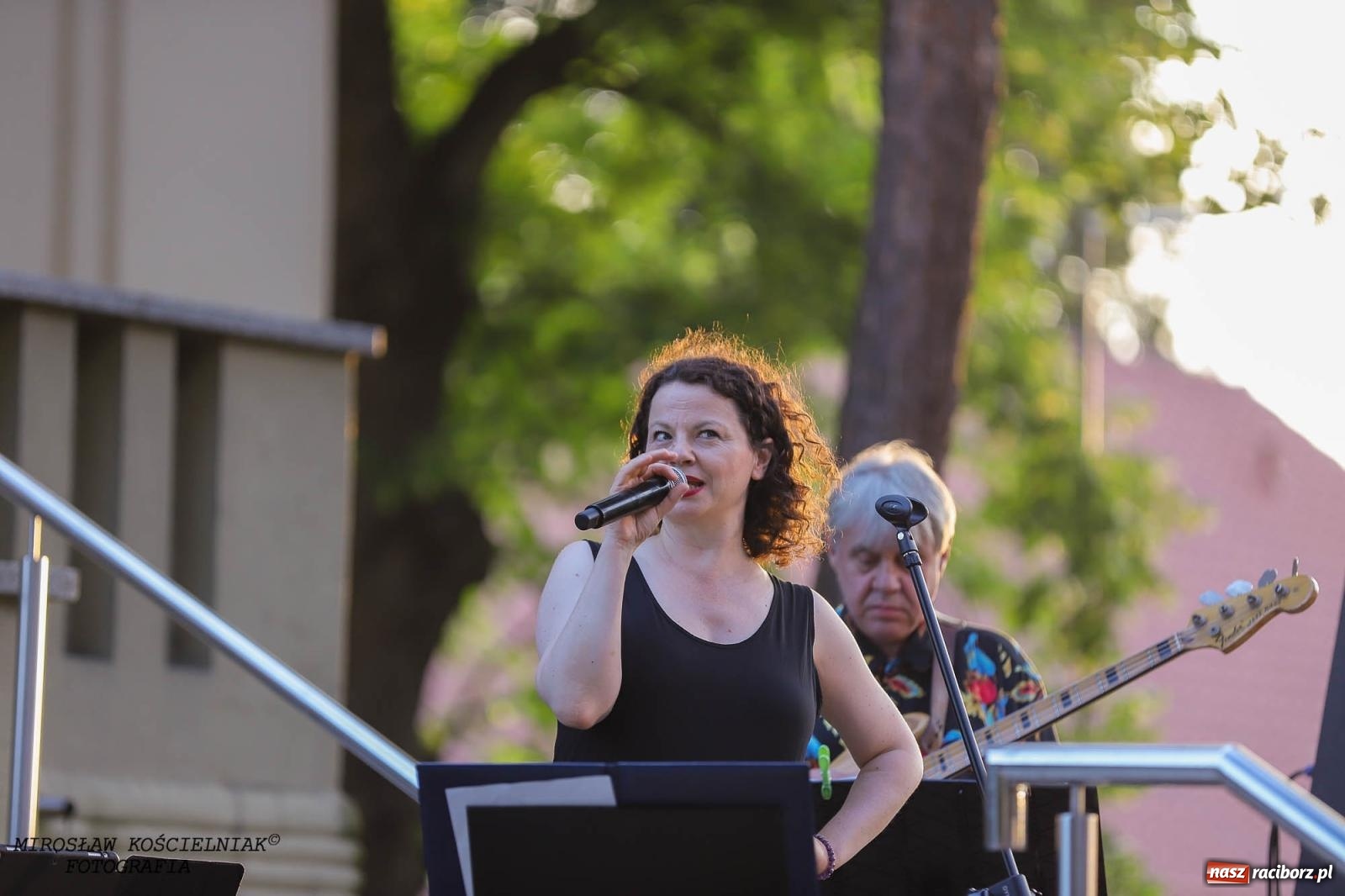 Zdjęcie w galerii na portalu naszraciborz.pl: Na zakręcie, czyli Wariatka tańczy. Letni Teatr na Schodach książnicy wiadomości z regionu