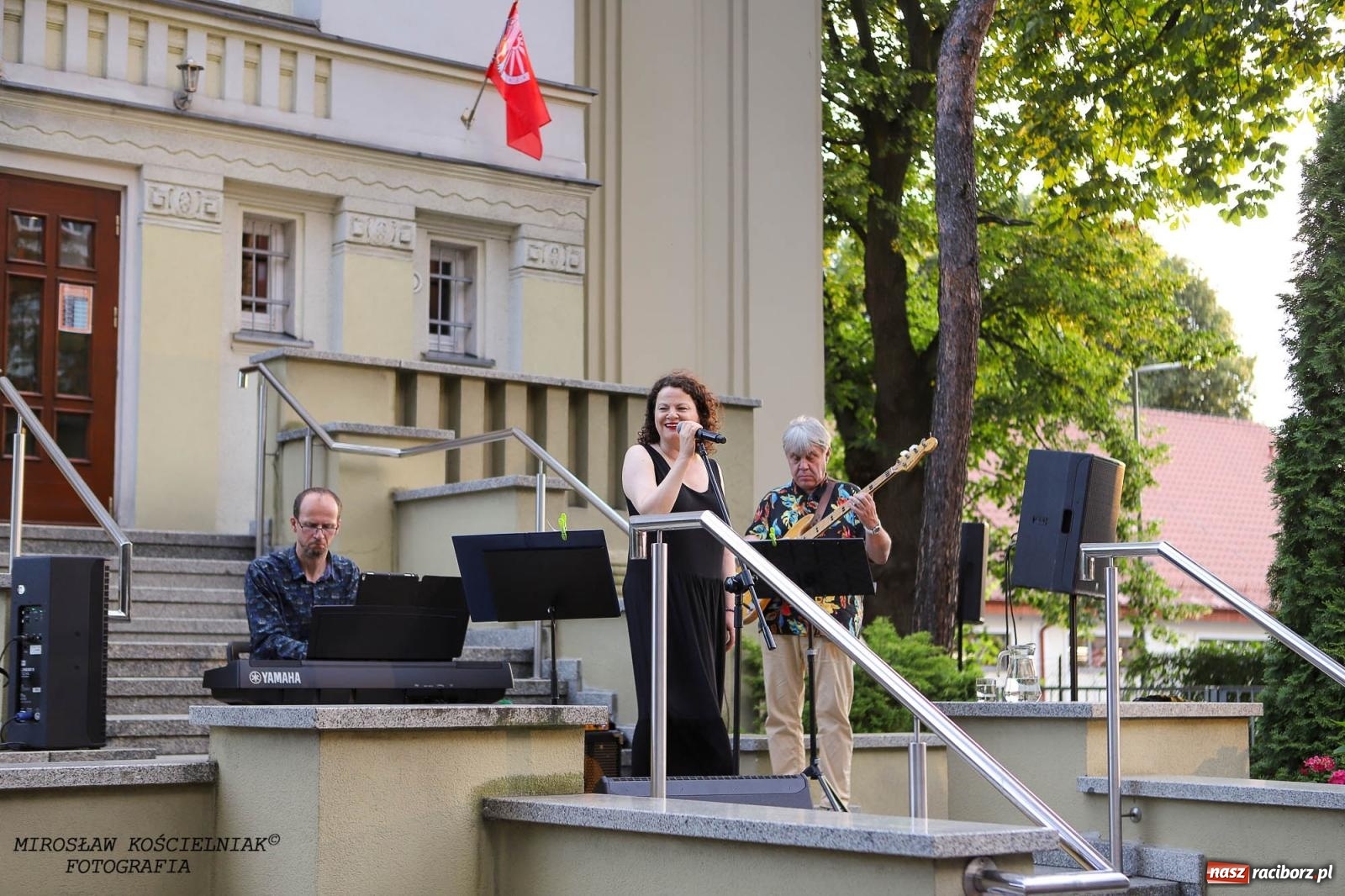 Zdjęcie w galerii na portalu naszraciborz.pl: Na zakręcie, czyli Wariatka tańczy. Letni Teatr na Schodach książnicy wiadomości z regionu