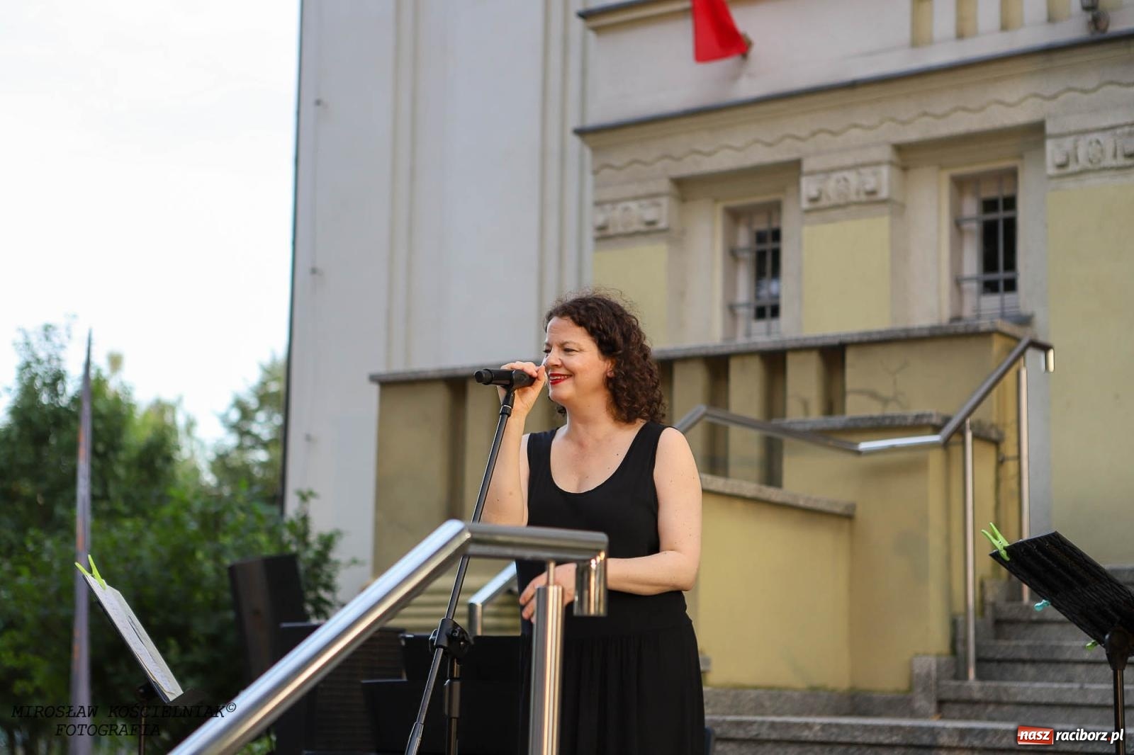 Zdjęcie w galerii na portalu naszraciborz.pl: Na zakręcie, czyli Wariatka tańczy. Letni Teatr na Schodach książnicy wiadomości z regionu