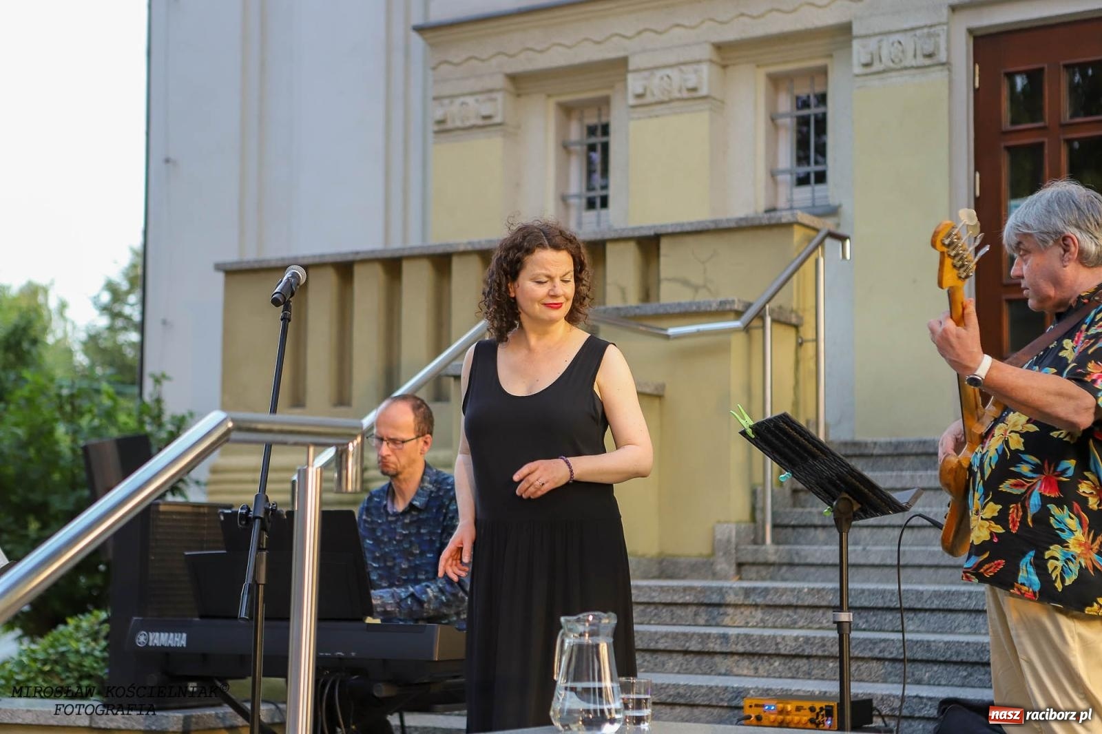 Zdjęcie w galerii na portalu naszraciborz.pl: Na zakręcie, czyli Wariatka tańczy. Letni Teatr na Schodach książnicy wiadomości z regionu