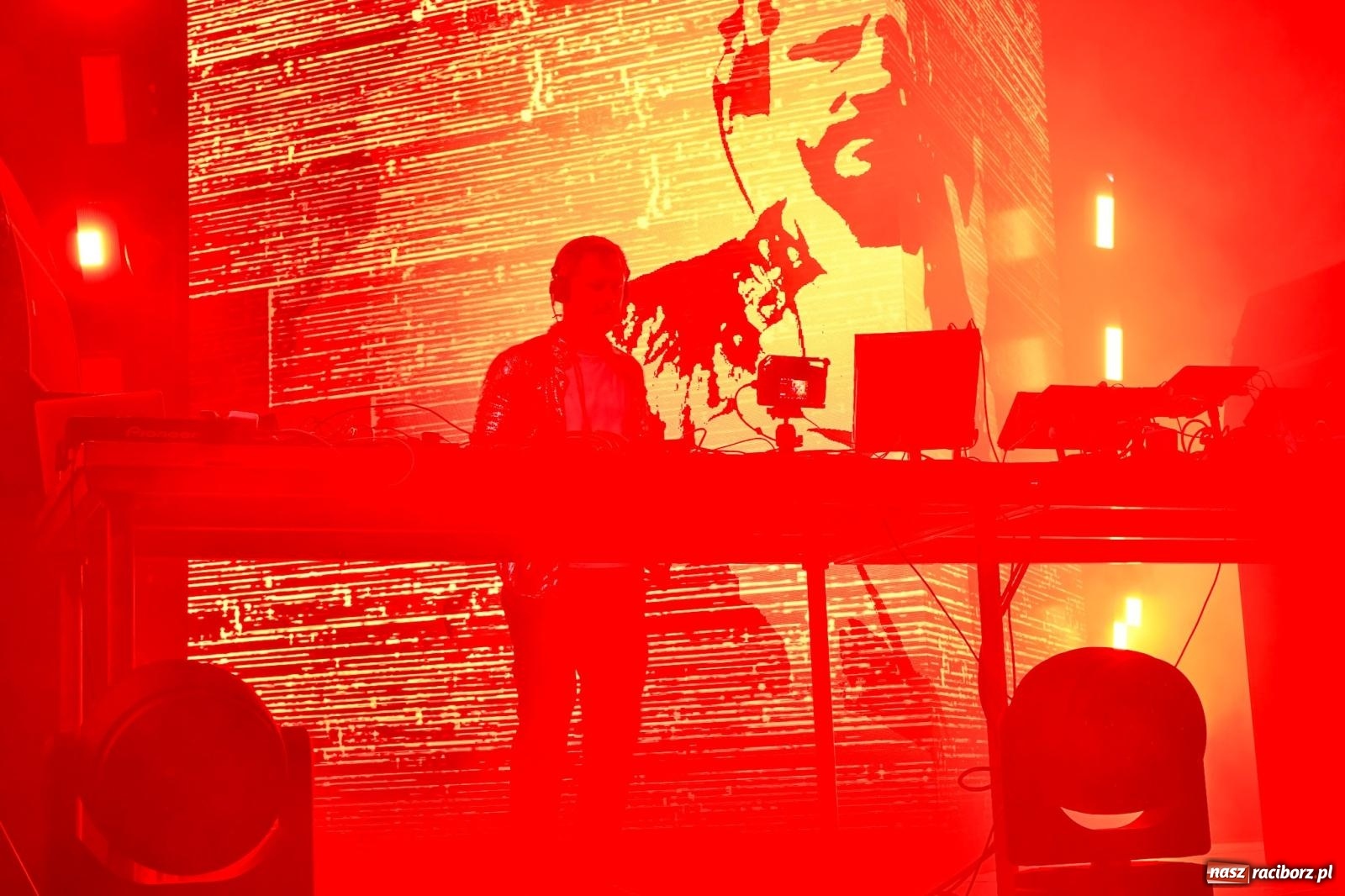 Zdjęcie w galerii na portalu naszraciborz.pl: FULL MOON 2024 - dzień drugi. Muzyczne i laserowe show na zamkowym dziedzińcu wiadomości z regionu