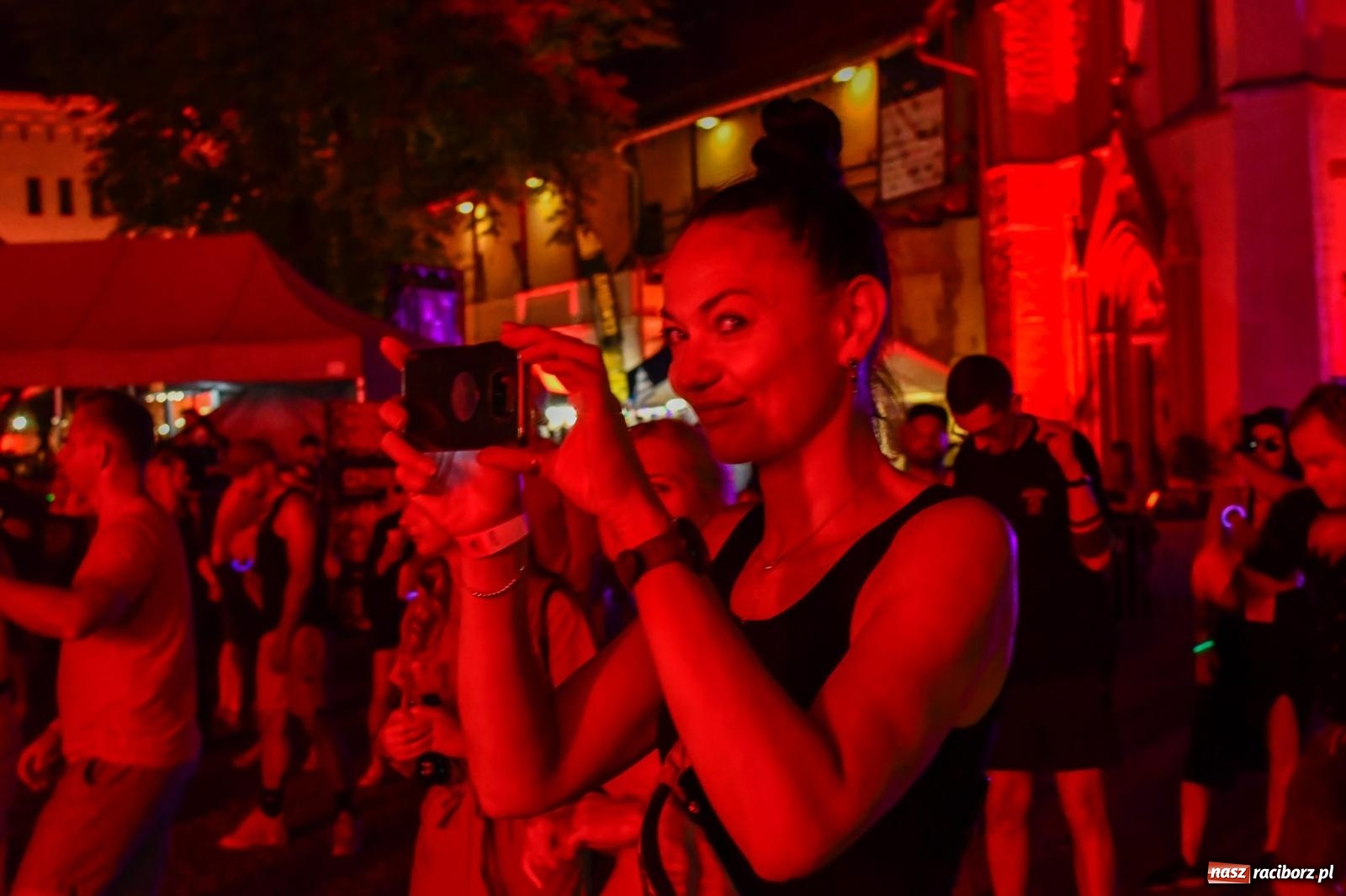 Zdjęcie w galerii na portalu naszraciborz.pl: FULL MOON 2024 - dzień drugi. Muzyczne i laserowe show na zamkowym dziedzińcu wiadomości z regionu