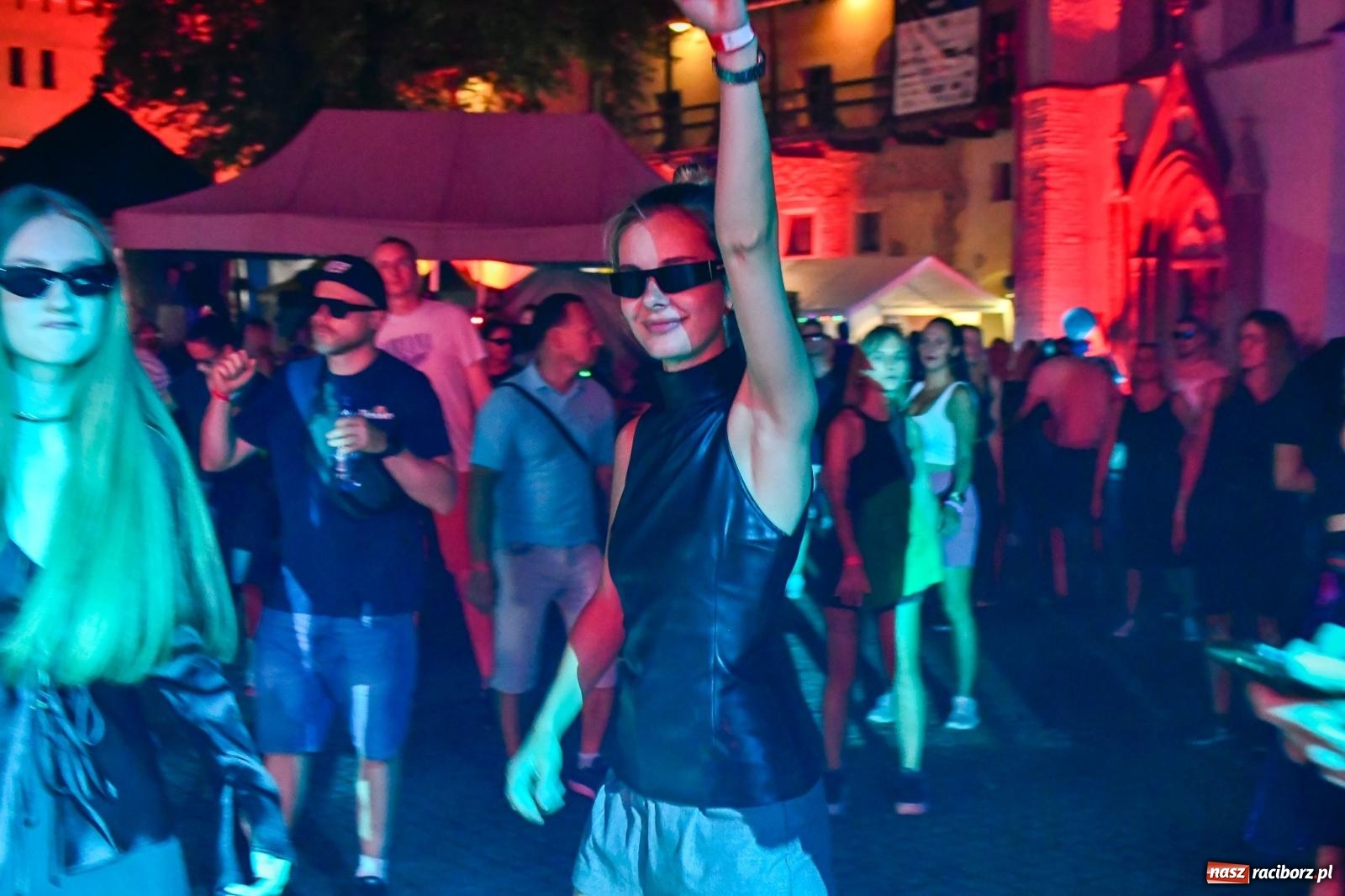 Zdjęcie w galerii na portalu naszraciborz.pl: FULL MOON 2024 - dzień drugi. Muzyczne i laserowe show na zamkowym dziedzińcu wiadomości z regionu