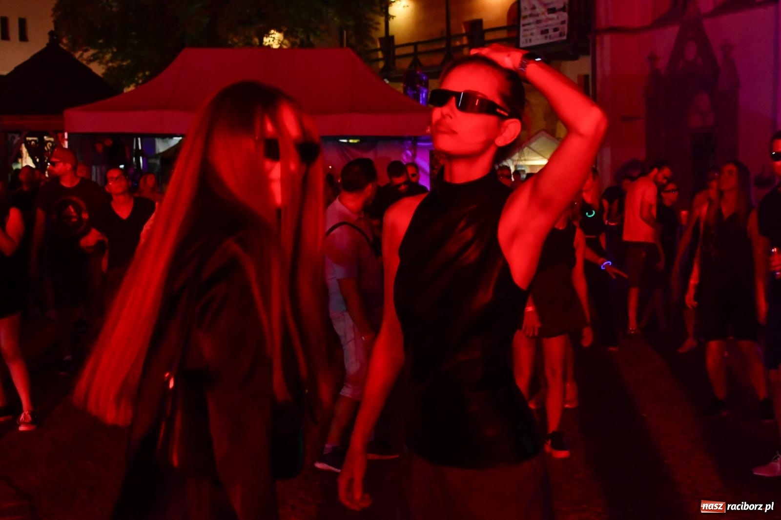 Zdjęcie w galerii na portalu naszraciborz.pl: FULL MOON 2024 - dzień drugi. Muzyczne i laserowe show na zamkowym dziedzińcu wiadomości z regionu