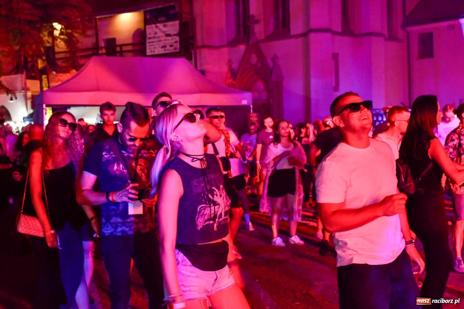 Zdjęcie w galerii na portalu naszraciborz.pl: FULL MOON 2024 - dzień drugi. Muzyczne i laserowe show na zamkowym dziedzińcu wiadomości z regionu