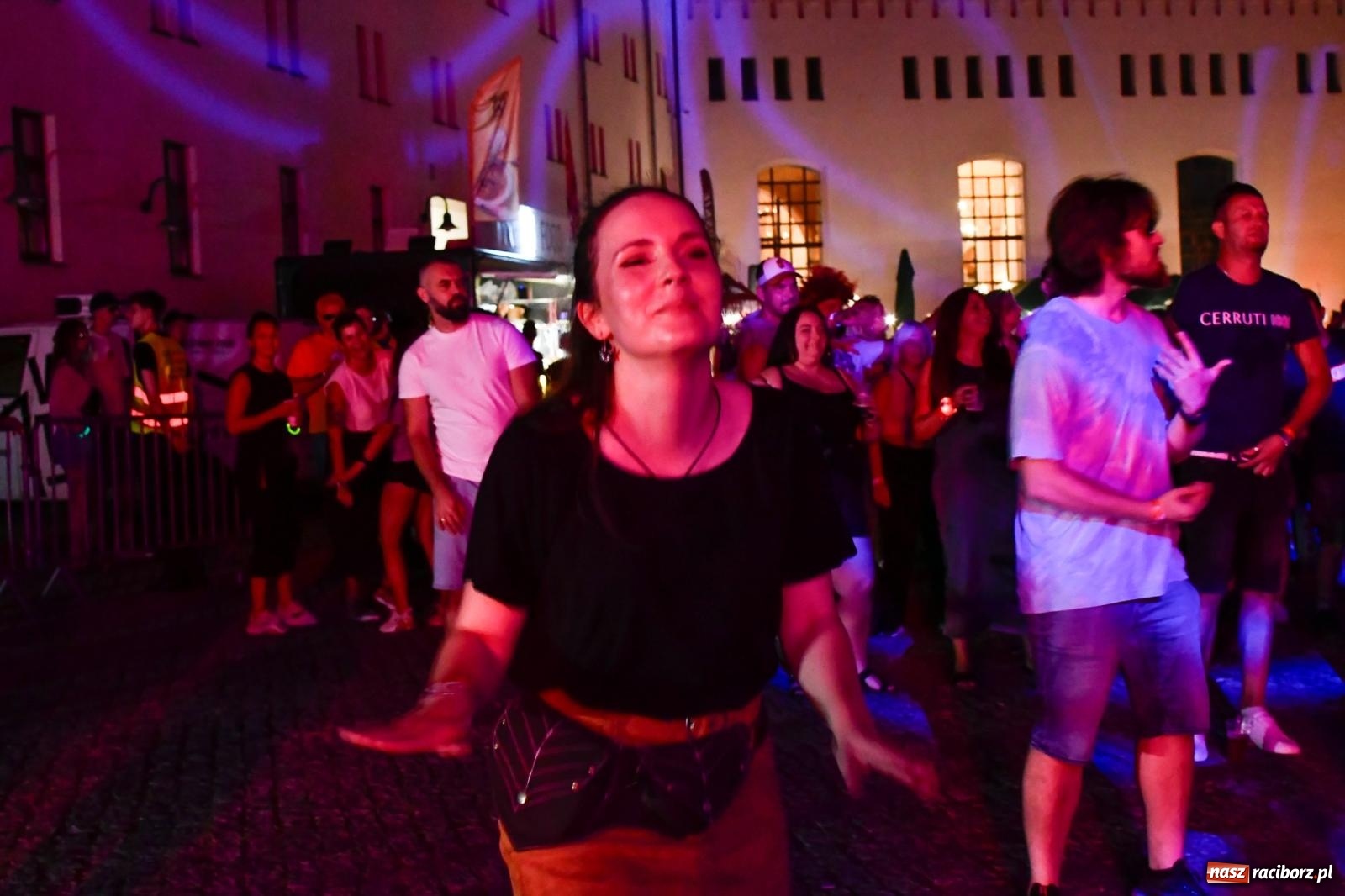 Zdjęcie w galerii na portalu naszraciborz.pl: FULL MOON 2024 - dzień drugi. Muzyczne i laserowe show na zamkowym dziedzińcu wiadomości z regionu